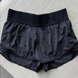 lululemon logo shorts size 4 regular